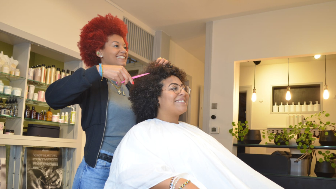 Lucy May mit eine Kundin im Friseur Beim Locken schneiden