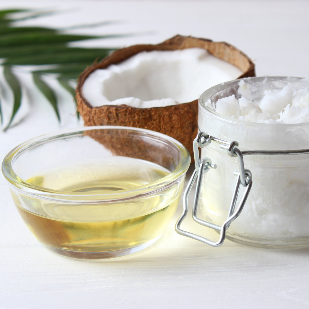 Kokosnuss öl in eine glass schalle, Kokosnuss butter in eine Glasbehälter und Kokosnuss durchgeschnitten