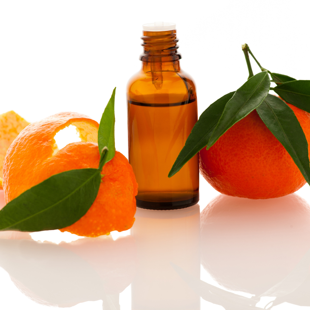 Orangen angerichtet neben Flasche