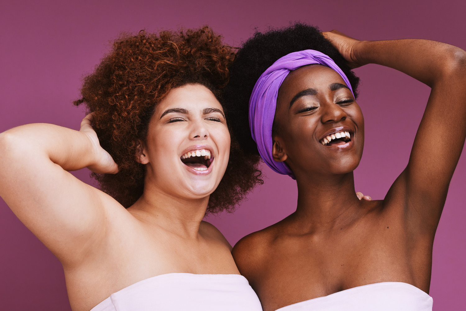 Zwei Frauen mit Afrofrisuren