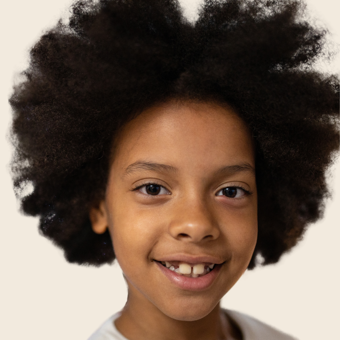 Glückliches Kind mit Afrohaaren