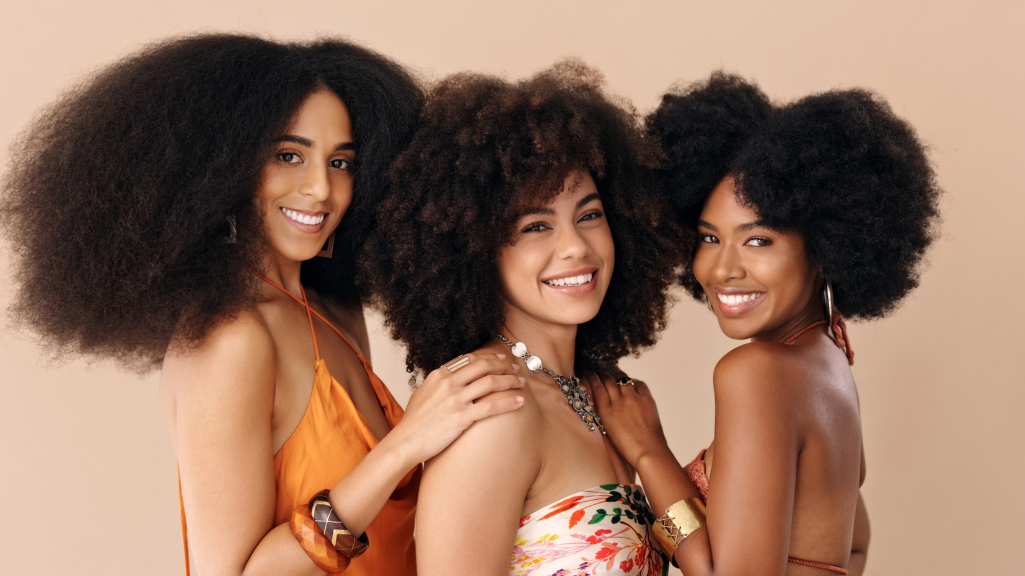 Frauen mit AfroHaare Glücklich