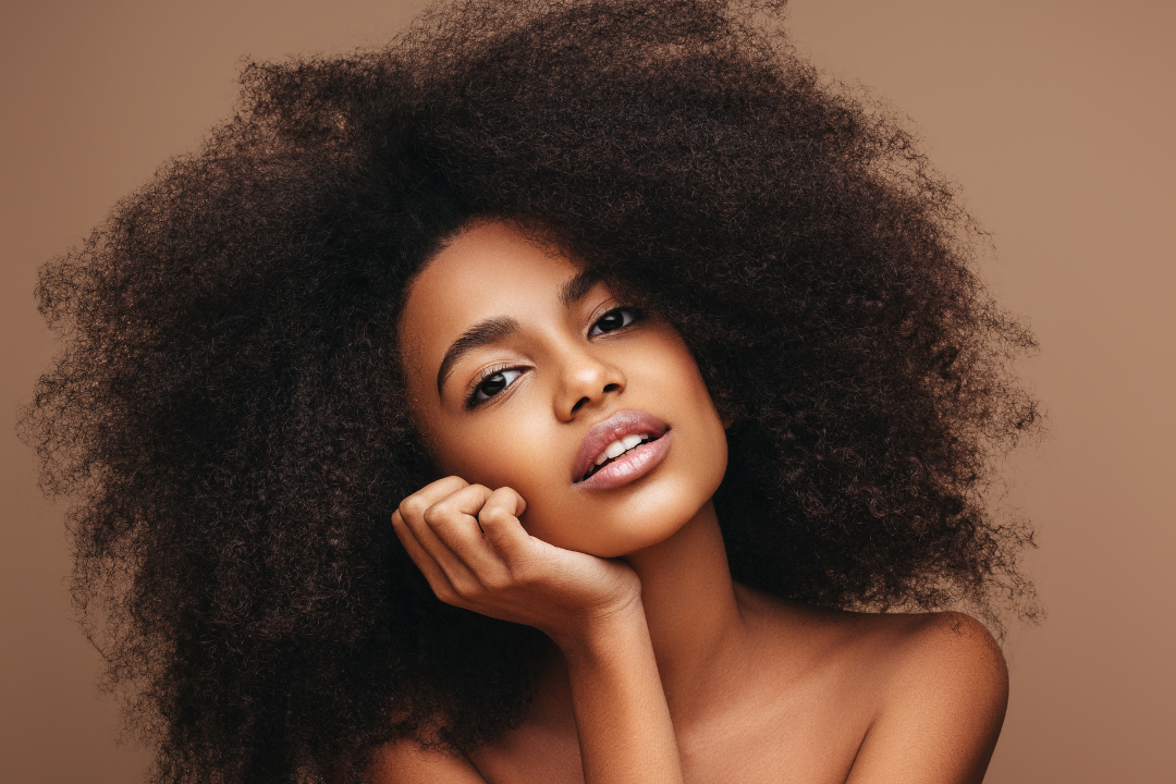 Frau mit Afro Haare