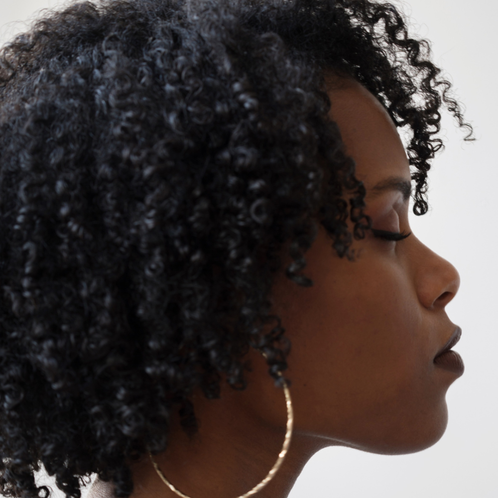 Afrohaare mit definierter Lockenstruktur nach Leave-in Conditioner