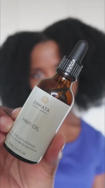 Laden Sie das Video: Unser Haaröl für Afrohaare in der Anwendung
