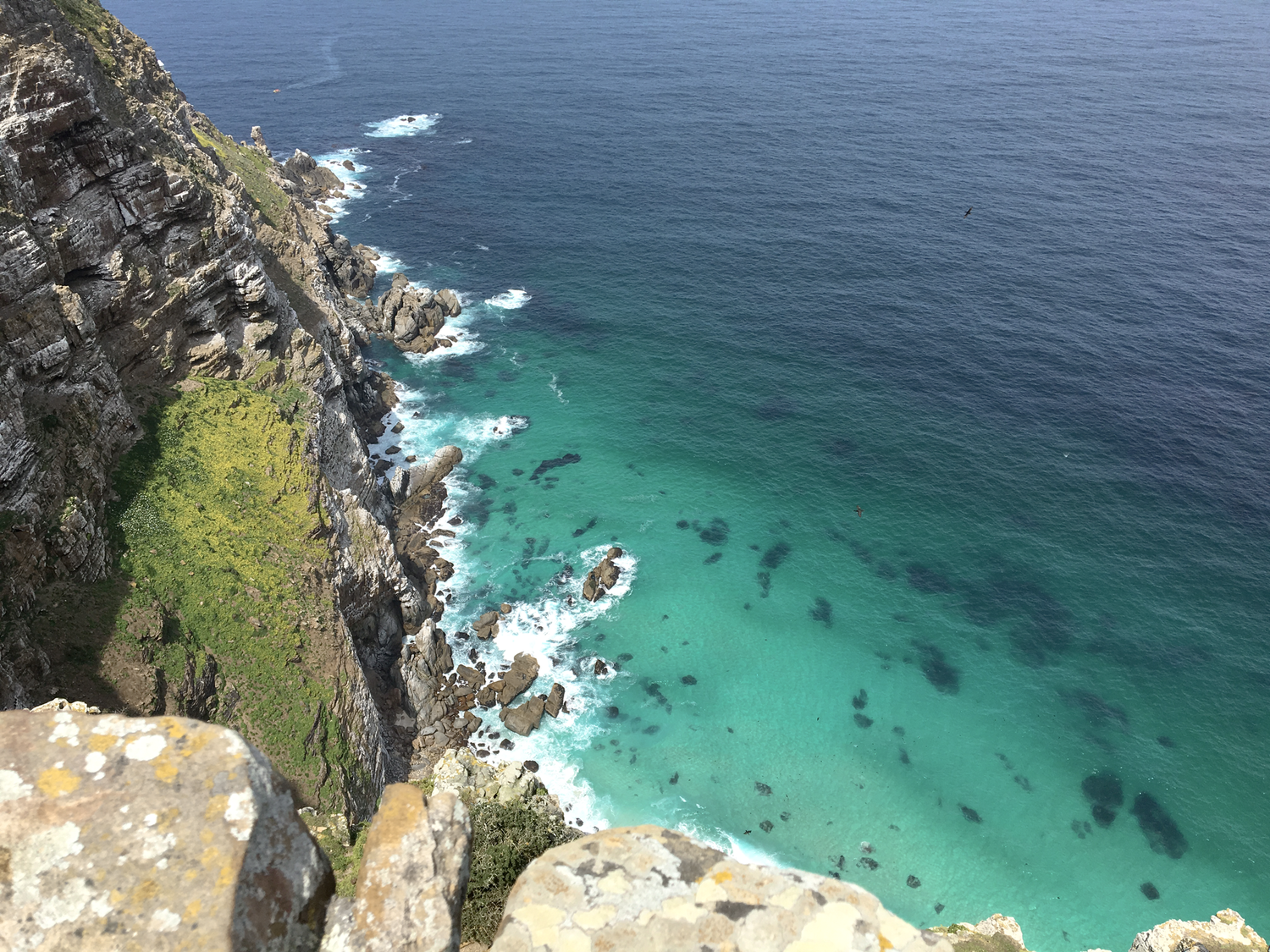 Bucht mit blauem klaren Wasser und Felsen